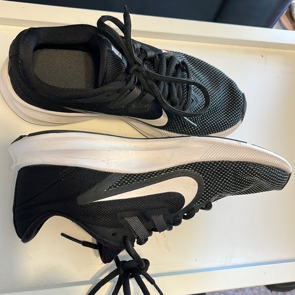 Nike Downshifter Running Shoes Girls Size 5 - Picture 1 of 3